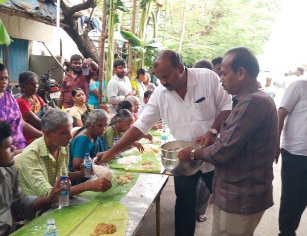 தூத்துக்குடி செல்வவிநாயகபுரம் பத்திரகாளியம்மன் கோவில் கொடை விழாவை முன்னிட்டு மேயா் ஜெகன் பொியசாமி அன்னதானத்தை தொடங்கி வைத்தாா்.