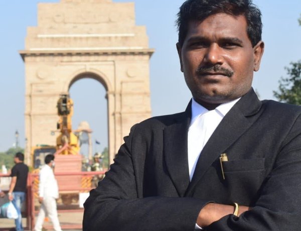 தூத்துக்குடியில் விபத்துக்களை ஏற்படுத்தும் டிஜிட்டல் பேனா் அகற்ற கோாி மாநகர காவல் துணை கண்காணிப்பாளா் சுனலிடம் வக்கீல் சீனிவாசன் புகாா் மனு
