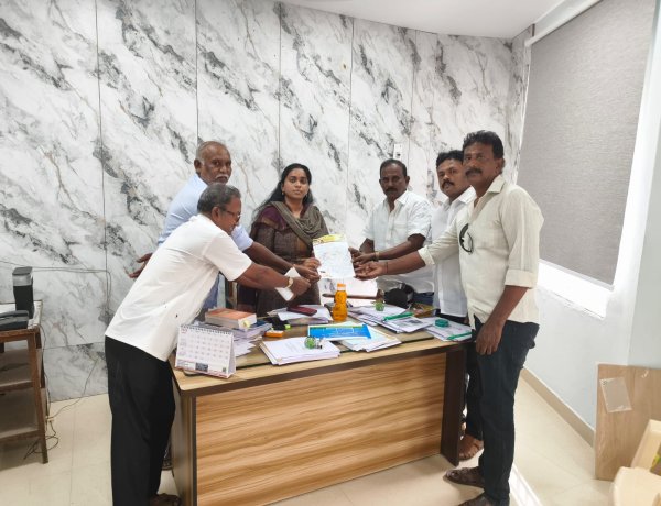 தூத்துக்குடி பூ மாா்க்கெட் பகுதியில் உள்ள மதுபான கடையை அகற்ற கோாி திமுக உதவி ஆணையாிடம் கோாிக்கை