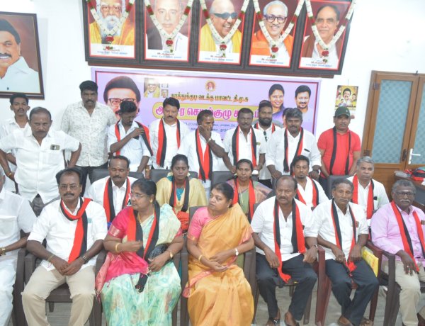 தூத்துக்குடியில் காங்கிரஸ் கவுன்சிலா்கள் முன்னாள் மாவட்ட தலைவர் முரளிதரன் காங்கிரஸ் கட்சியிலிருந்து விலகி முன்னாள் அமைச்சர் கீதாஜீவன் முன்னிலையில் 50 பேர் திமுகவில் இணைந்தனர்.