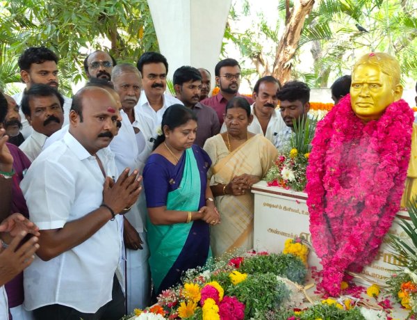 திமுக முன்னாள் செயலாளர் பெரியசாமியின் 9ம் ஆண்டு நினைவு தினத்தை முன்னிட்டு முன்னாள் அமைச்சர்கள் கீதாஜீவன், அனிதா ராதாகிருஷ்ணன், மேயர் ஜெகன் பெரியசாமி, எம்.எல்.ஏக்கள் மார்க்கன்டேயன், கருணாநிதி, மலர் அஞ்சலி செலுத்தினார்கள்.