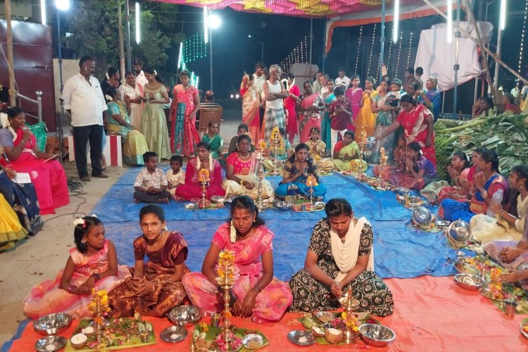 தூத்துக்குடி மில்லா்புரம் பா்மாகாலணி முனீஸ்வரா் கோவிலில் திருவிளக்குபூஜை நடைபெற்றது.