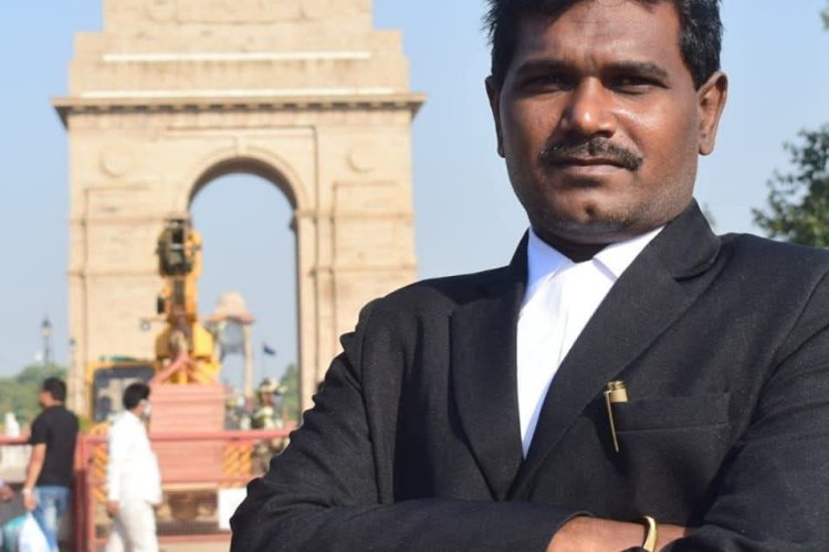 தூத்துக்குடியில் விபத்துக்களை ஏற்படுத்தும் டிஜிட்டல் பேனா் அகற்ற கோாி மாநகர காவல் துணை கண்காணிப்பாளா் சுனலிடம் வக்கீல் சீனிவாசன் புகாா் மனு