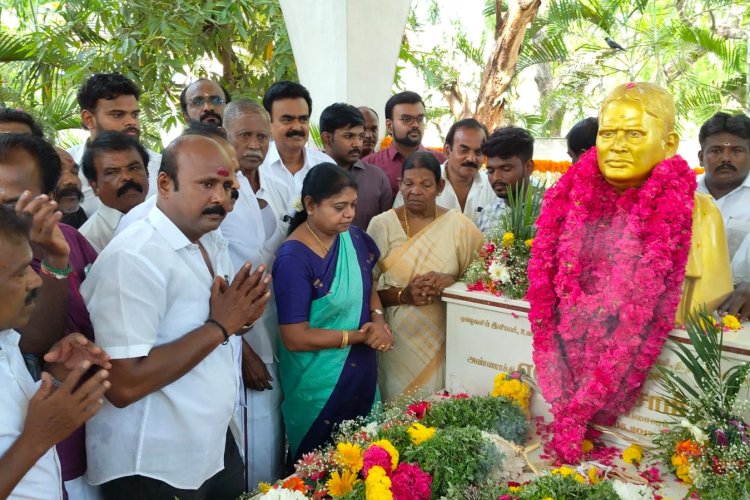திமுக முன்னாள் செயலாளர் பெரியசாமியின் 9ம் ஆண்டு நினைவு தினத்தை முன்னிட்டு முன்னாள் அமைச்சர்கள் கீதாஜீவன், அனிதா ராதாகிருஷ்ணன், மேயர் ஜெகன் பெரியசாமி, எம்.எல்.ஏக்கள் மார்க்கன்டேயன், கருணாநிதி, மலர் அஞ்சலி செலுத்தினார்கள்.