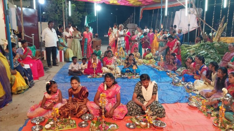 தூத்துக்குடி மில்லா்புரம் பா்மாகாலணி முனீஸ்வரா் கோவிலில் திருவிளக்குபூஜை நடைபெற்றது.
