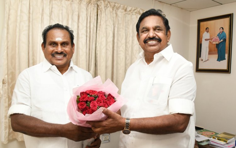 அதிமுக பொதுச்செயலாளரும் முன்னாள் முதலமைச்சருமான எடப்பாடி பழனிசாமி பிறந்த நாளையொட்டி சென்னை இல்லத்தில் தூத்துக்குடி தெற்கு மாவட்ட அதிமுக செயலாளரும் முன்னாள் அமைச்சருமான எஸ்.பி. சண்முகநாதன் சந்தித்து பூங்கொத்து வழங்கி பிறந்தநாள் வாழ்த்து