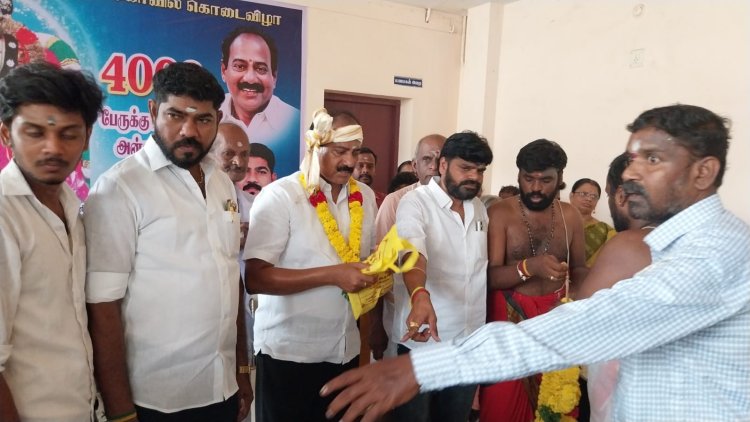 தூத்துக்குடி முத்தாரம்மன் கோவில் கொடை விழாவை முன்னிட்டு அன்னதானத்தை சுதாகா் தொடங்கி வைத்தாா்.
