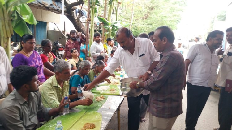 தூத்துக்குடி செல்வவிநாயகபுரம் பத்திரகாளியம்மன் கோவில் கொடை விழாவை முன்னிட்டு மேயா் ஜெகன் பொியசாமி அன்னதானத்தை தொடங்கி வைத்தாா்.