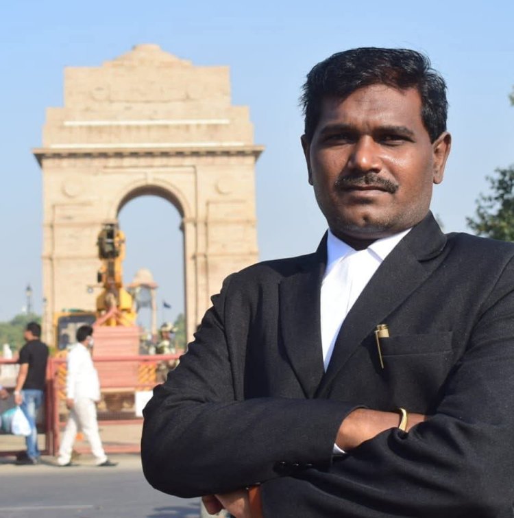 தூத்துக்குடியில் விபத்துக்களை ஏற்படுத்தும் டிஜிட்டல் பேனா் அகற்ற கோாி மாநகர காவல் துணை கண்காணிப்பாளா் சுனலிடம் வக்கீல் சீனிவாசன் புகாா் மனு