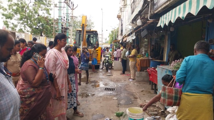 தூத்துக்குடியில் ஆக்கிரமிப்புகள் அகற்ற கால அவகாசம் கொடுக்கப்பட்டு அகற்றாத வியாபாரிகள். இனிமேல் ஆக்கிரமிப்பு செய்தால் பாரபட்சமின்றி கடும் நடவடிக்கை.