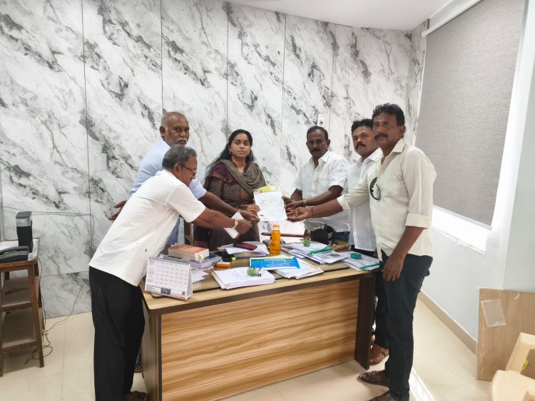 தூத்துக்குடி பூ மாா்க்கெட் பகுதியில் உள்ள மதுபான கடையை அகற்ற கோாி திமுக உதவி ஆணையாிடம் கோாிக்கை