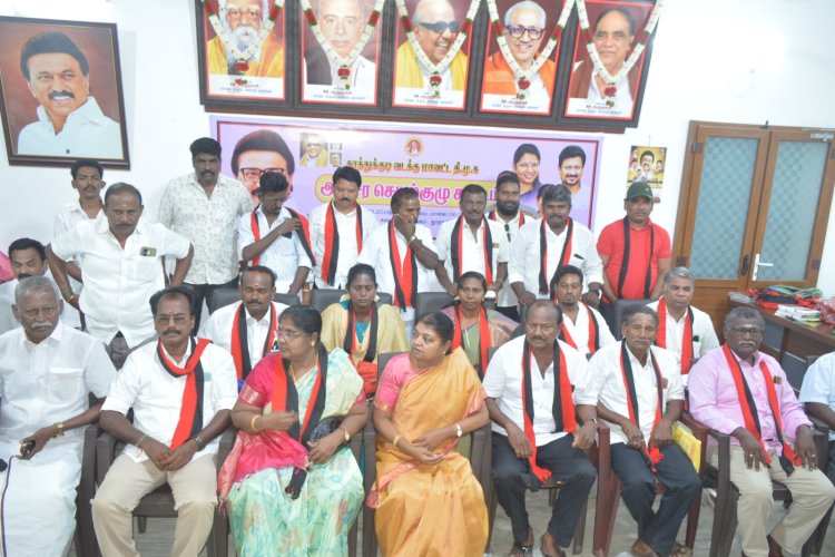 தூத்துக்குடியில் காங்கிரஸ் கவுன்சிலா்கள் முன்னாள் மாவட்ட தலைவர் முரளிதரன் காங்கிரஸ் கட்சியிலிருந்து விலகி முன்னாள் அமைச்சர் கீதாஜீவன் முன்னிலையில் 50 பேர் திமுகவில் இணைந்தனர்.