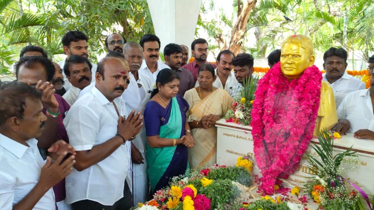 திமுக முன்னாள் செயலாளர் பெரியசாமியின் 9ம் ஆண்டு நினைவு தினத்தை முன்னிட்டு முன்னாள் அமைச்சர்கள் கீதாஜீவன், அனிதா ராதாகிருஷ்ணன், மேயர் ஜெகன் பெரியசாமி, எம்.எல்.ஏக்கள் மார்க்கன்டேயன், கருணாநிதி, மலர் அஞ்சலி செலுத்தினார்கள்.