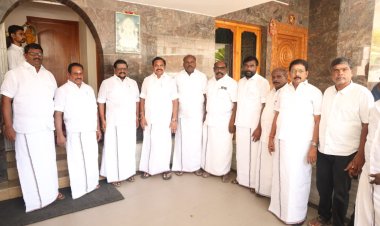அதிமுக அமைப்புச் செயலாளராக நியமிக்கப்பட்டதையொட்டி பொதுச்செயலாளர் எடப்பாடி பழனிசாமி உடன் முன்னாள் அமைச்சர் எஸ்.பி. சண்முகநாதன் சந்தித்து வாழ்த்து.