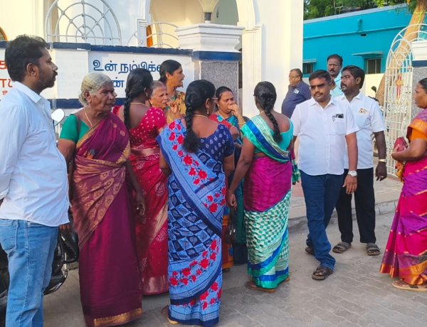 ஊழியம் செய்ய வரும் பெண்களை கேலி கிண்டல் செய்து அவமானப்படுத்தி வரும் குருவானவரை மாற்றக் கோரி தூத்துக்குடி தாளமுத்து நகர் சிஎஸ்ஐ தூய இம்மானுவேல் ஆலயத்தை முற்றுகையிட்டு பாதிக்கப்பட்ட பெண்களுடன் இணைந்து ஆண்கள் ஆர்ப்பாட்டம்