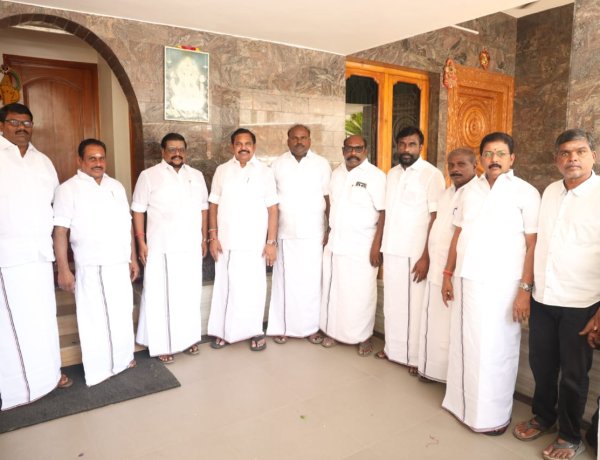அதிமுக அமைப்புச் செயலாளராக நியமிக்கப்பட்டதையொட்டி பொதுச்செயலாளர் எடப்பாடி பழனிசாமி உடன் முன்னாள் அமைச்சர் எஸ்.பி. சண்முகநாதன் சந்தித்து வாழ்த்து.