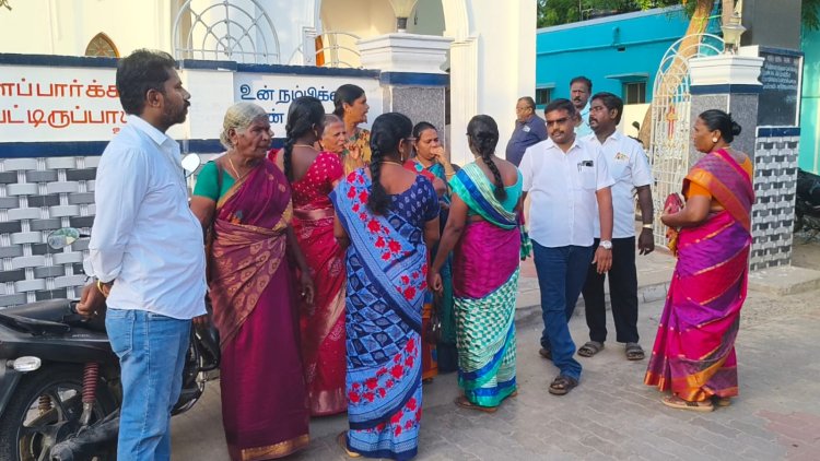 ஊழியம் செய்ய வரும் பெண்களை கேலி கிண்டல் செய்து அவமானப்படுத்தி வரும் குருவானவரை மாற்றக் கோரி தூத்துக்குடி தாளமுத்து நகர் சிஎஸ்ஐ தூய இம்மானுவேல் ஆலயத்தை முற்றுகையிட்டு பாதிக்கப்பட்ட பெண்களுடன் இணைந்து ஆண்கள் ஆர்ப்பாட்டம்