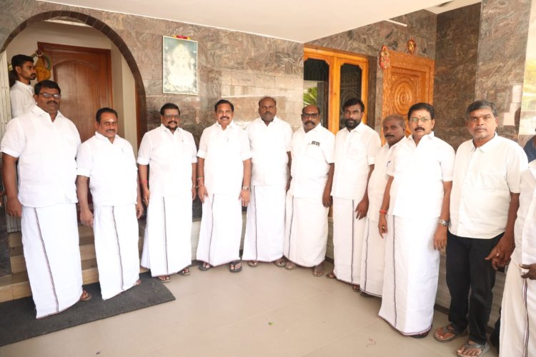 அதிமுக அமைப்புச் செயலாளராக நியமிக்கப்பட்டதையொட்டி பொதுச்செயலாளர் எடப்பாடி பழனிசாமி உடன் முன்னாள் அமைச்சர் எஸ்.பி. சண்முகநாதன் சந்தித்து வாழ்த்து.