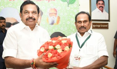 தூத்துக்குடி வடக்கு மாவட்ட கழக பொறுப்பாளராக நியமிக்கப்பட்ட அதிமுக அமைப்பு செயலாளரும் தூத்துக்குடி தெற்கு மாவட்ட செயலாளருமான முன்னாள் அமைச்சர் எஸ்.பி. சண்முகநாதன் சென்னை தலைமைக் கழக அலுவலகத்தில் அதிமுக பொதுச்செயலாளரும் முன்னாள் முதலமைச்சருமான எடப்பாடி கே.பழனிசாமி அவர்களை நேரில் சந்தித்து வாழ்த்து பெற்றார்.