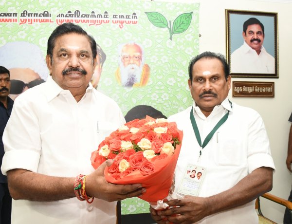 தூத்துக்குடி வடக்கு மாவட்ட கழக பொறுப்பாளராக நியமிக்கப்பட்ட அதிமுக அமைப்பு செயலாளரும் தூத்துக்குடி தெற்கு மாவட்ட செயலாளருமான முன்னாள் அமைச்சர் எஸ்.பி. சண்முகநாதன் சென்னை தலைமைக் கழக அலுவலகத்தில் அதிமுக பொதுச்செயலாளரும் முன்னாள் முதலமைச்சருமான எடப்பாடி கே.பழனிசாமி அவர்களை நேரில் சந்தித்து வாழ்த்து பெற்றார்.