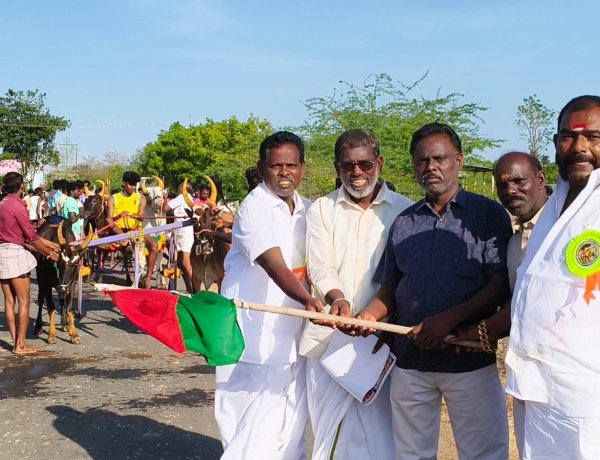 வடக்கு காரசேரி கிராமத்தில் ஸ்ரீ சுடலை மாடசுவாமி கோவில் கொடை விழாவை முன்னிட்டு பெரிய மாட்டுவண்டி போட்டி சின்ன மாட்டு வண்டி போட்டி நடந்தது.