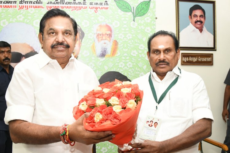 தூத்துக்குடி வடக்கு மாவட்ட கழக பொறுப்பாளராக நியமிக்கப்பட்ட அதிமுக அமைப்பு செயலாளரும் தூத்துக்குடி தெற்கு மாவட்ட செயலாளருமான முன்னாள் அமைச்சர் எஸ்.பி. சண்முகநாதன் சென்னை தலைமைக் கழக அலுவலகத்தில் அதிமுக பொதுச்செயலாளரும் முன்னாள் முதலமைச்சருமான எடப்பாடி கே.பழனிசாமி அவர்களை நேரில் சந்தித்து வாழ்த்து பெற்றார்.