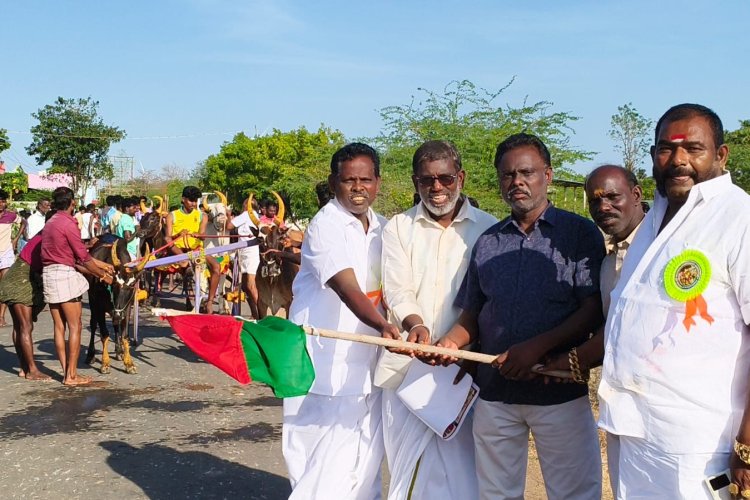 வடக்கு காரசேரி கிராமத்தில் ஸ்ரீ சுடலை மாடசுவாமி கோவில் கொடை விழாவை முன்னிட்டு பெரிய மாட்டுவண்டி போட்டி சின்ன மாட்டு வண்டி போட்டி நடந்தது.