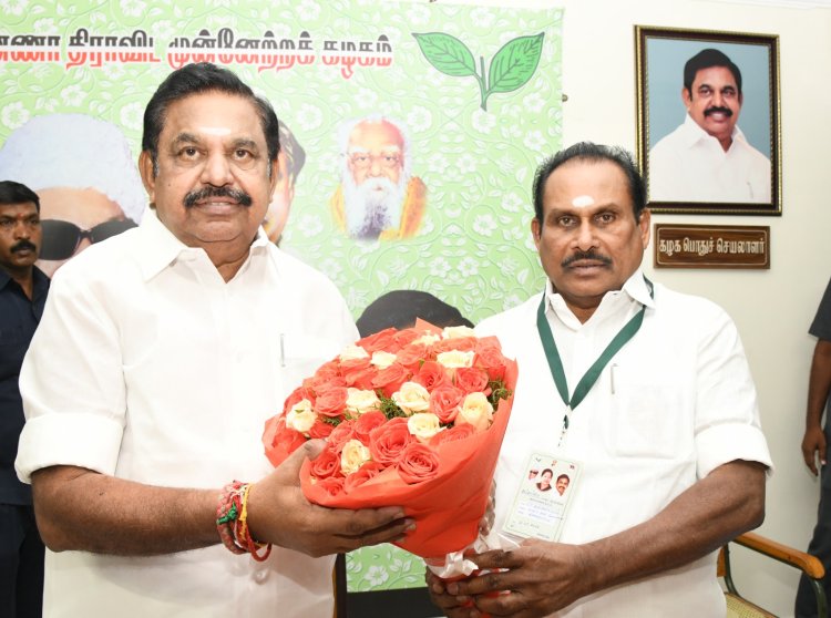 தூத்துக்குடி வடக்கு மாவட்ட கழக பொறுப்பாளராக நியமிக்கப்பட்ட அதிமுக அமைப்பு செயலாளரும் தூத்துக்குடி தெற்கு மாவட்ட செயலாளருமான முன்னாள் அமைச்சர் எஸ்.பி. சண்முகநாதன் சென்னை தலைமைக் கழக அலுவலகத்தில் அதிமுக பொதுச்செயலாளரும் முன்னாள் முதலமைச்சருமான எடப்பாடி கே.பழனிசாமி அவர்களை நேரில் சந்தித்து வாழ்த்து பெற்றார்.