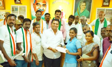 ஏழை மாணவ, மாணவியருக்குக் கல்வி உதவித்தொகை மற்றும் உபகரணங்களை தூத்துக்குடி வடக்கு மாவட்ட காங்கிரஸ் தலைவர் பெருமாள்சாமி வழங்கினார்