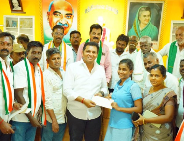 ஏழை மாணவ, மாணவியருக்குக் கல்வி உதவித்தொகை மற்றும் உபகரணங்களை தூத்துக்குடி வடக்கு மாவட்ட காங்கிரஸ் தலைவர் பெருமாள்சாமி வழங்கினார்