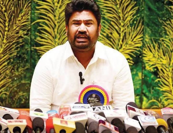 கட்சி வளர்ச்சி நிதியாக 500 கோடி ரூபாய் தேர்தலுக்கு முன் பணம் பெற்று அதைத் தேர்தல் வல்லுனர் பிரசாந்த் கிசோருக்குக் கைமாற்றி முதல்வரான ஸ்டாலின் அவர்களைச் சந்தித்து லாட்டரி தொழிலுக்கு லைசென்ஸ் கேட்டபோது அவர் டோன் மாறி இருந்தது.