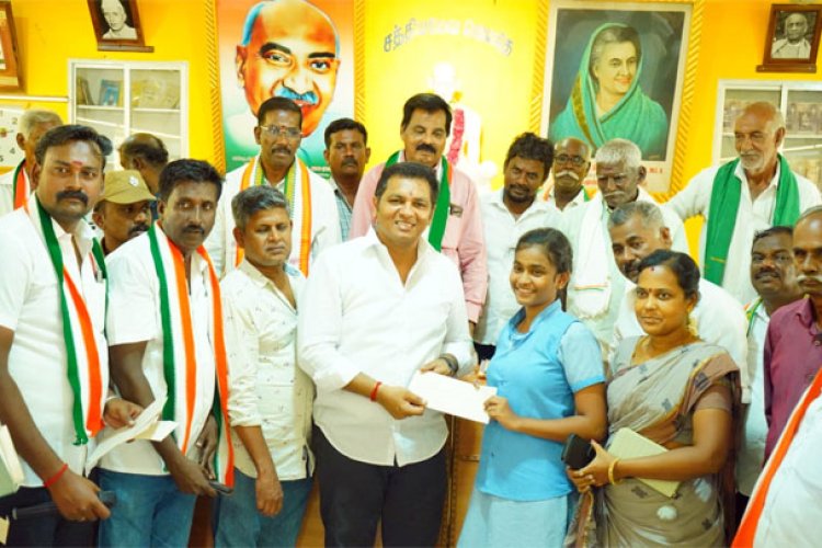 ஏழை மாணவ, மாணவியருக்குக் கல்வி உதவித்தொகை மற்றும் உபகரணங்களை தூத்துக்குடி வடக்கு மாவட்ட காங்கிரஸ் தலைவர் பெருமாள்சாமி வழங்கினார்