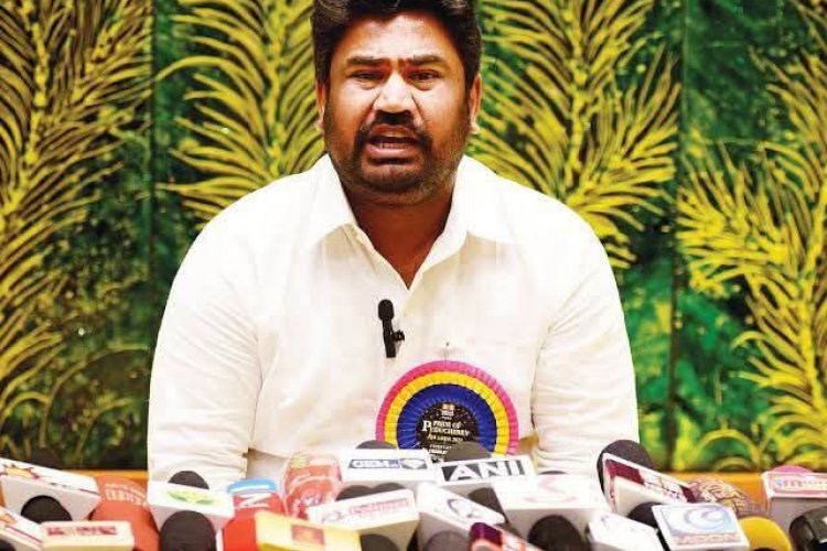 கட்சி வளர்ச்சி நிதியாக 500 கோடி ரூபாய் தேர்தலுக்கு முன் பணம் பெற்று அதைத் தேர்தல் வல்லுனர் பிரசாந்த் கிசோருக்குக் கைமாற்றி முதல்வரான ஸ்டாலின் அவர்களைச் சந்தித்து லாட்டரி தொழிலுக்கு லைசென்ஸ் கேட்டபோது அவர் டோன் மாறி இருந்தது.