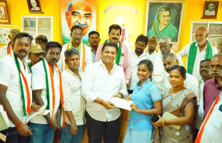 ஏழை மாணவ, மாணவியருக்குக் கல்வி உதவித்தொகை மற்றும் உபகரணங்களை தூத்துக்குடி வடக்கு மாவட்ட காங்கிரஸ் தலைவர் பெருமாள்சாமி வழங்கினார்