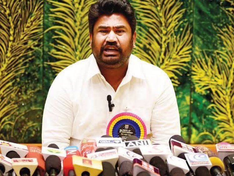 கட்சி வளர்ச்சி நிதியாக 500 கோடி ரூபாய் தேர்தலுக்கு முன் பணம் பெற்று அதைத் தேர்தல் வல்லுனர் பிரசாந்த் கிசோருக்குக் கைமாற்றி முதல்வரான ஸ்டாலின் அவர்களைச் சந்தித்து லாட்டரி தொழிலுக்கு லைசென்ஸ் கேட்டபோது அவர் டோன் மாறி இருந்தது.
