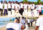 தூத்துக்குடி வீ த லீடர் அமைப்பு சார்பில் தூத்துக்குடி முத்துநகர் கடற்கரையை சுத்தம் செய்யும் பணியில் ஈடுபட்டிருந்த கின்ஸ் அகடாமி போட்டி தேர்வு மாணவ மாணவியர்கள் உற்சாகத்துடன் செயல்பட்டனர்.