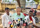 திருநெல்வேலி மண்டல கல்லூரிகள் இணை இயக்குனர் அலுவலகத்திற்கு வெளியே சமூக ஆர்வலர் குமரேசன் பேட்டி அளித்தார்.