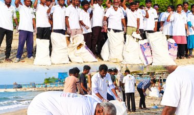 தூத்துக்குடி வீ த லீடர் அமைப்பு சார்பில் தூத்துக்குடி முத்துநகர் கடற்கரையை சுத்தம் செய்யும் பணியில் ஈடுபட்டிருந்த கின்ஸ் அகடாமி போட்டி தேர்வு மாணவ மாணவியர்கள் உற்சாகத்துடன் செயல்பட்டனர்.
