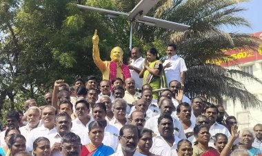 தூத்துக்குடியில் அண்ணா 118வது பிறந்தநாளையொட்டி அவரது சிலைக்கு முன்னாள் அமைச்சா் கீதாஜீவன் மேயர் ஜெகன் பெரியசாமி மாலை அணிவித்து மாியாதை