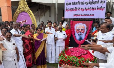 தூத்துக்குடியில் பெரியார் பிறந்த நாளையொட்டி அவரது சிலைக்கு மாலை அணிவித்து திமுக தொடக்க விழாவையொட்டி கொடியேற்றி இனிப்பு வழங்கினார் முன்னாள் அமைச்சர் கீதா ஜீவன் மேயர் ஜெகன் பெரியசாமி
