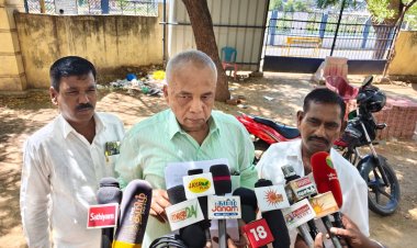திருநெல்வேலி மண்டல கல்லூரிகள் இணை இயக்குனர் அலுவலகத்திற்கு வெளியே சமூக ஆர்வலர் குமரேசன் பேட்டி அளித்தார்.