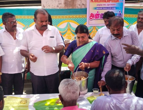 தூத்துக்குடி போத்தி விநாயகர் கோவிலில் நடைபெற்ற அன்னதானத்தை முன்னாள் அமைச்சர் கீதாஜீவன், மேயர் ஜெகன் பெரியசாமி தொடங்கி வைத்தனர்