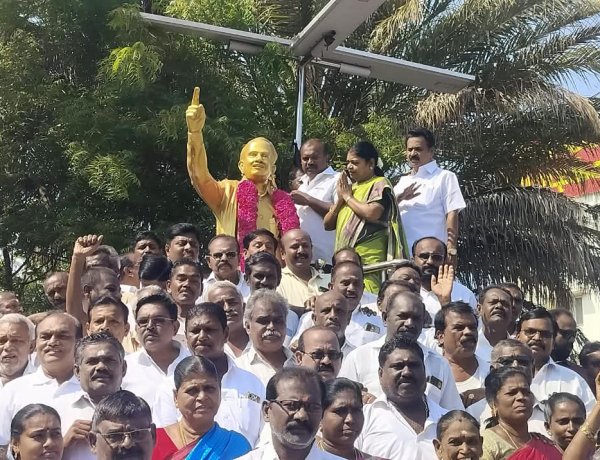 தூத்துக்குடியில் அண்ணா 118வது பிறந்தநாளையொட்டி அவரது சிலைக்கு முன்னாள் அமைச்சா் கீதாஜீவன் மேயர் ஜெகன் பெரியசாமி மாலை அணிவித்து மாியாதை