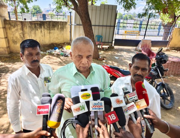 திருநெல்வேலி மண்டல கல்லூரிகள் இணை இயக்குனர் அலுவலகத்திற்கு வெளியே சமூக ஆர்வலர் குமரேசன் பேட்டி அளித்தார்.