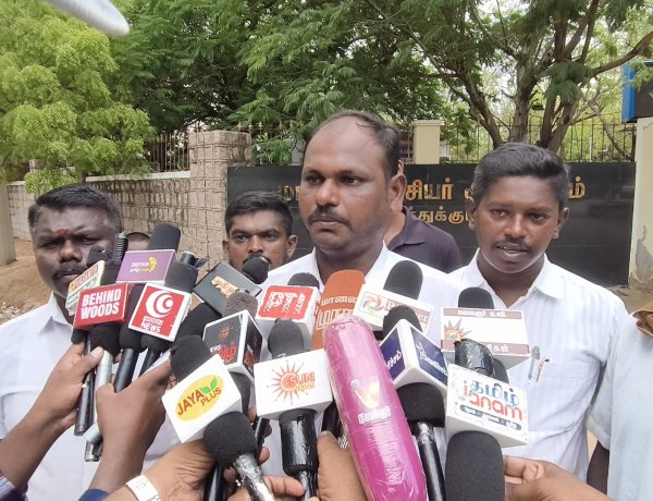 ஓட்டப்பிடாரம் தாலுகா, கீழஅரசடி பஞ்சாயத்தைச் சேர்ந்த துப்பாஸ்பட்டி மற்றும் அய்யனார்புரம் கிராம மக்கள், தங்களது பகுதியில் புதிதாகத் திறக்கப்பட்டுள்ள டாஸ்மாக் மதுபானக் கடையை உடனடியாக அகற்ற வலியுறுத்தி தூத்துக்குடி மாவட்ட ஆட்சியர் அலுவலகத்தில் மனு