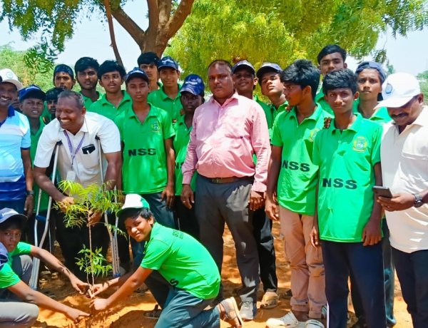 புனித மரியன்னை ஆண்கள் மேல்நிலைப் பள்ளி NSS சார்பில் மரக்கன்றுகள் நடுதல் மற்றும் விழிப்புணர்வு நிகழ்ச்சி