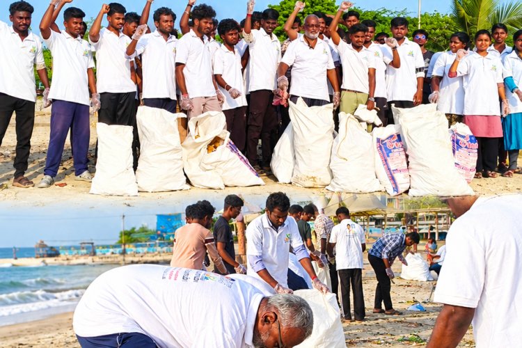 தூத்துக்குடி வீ த லீடர் அமைப்பு சார்பில் தூத்துக்குடி முத்துநகர் கடற்கரையை சுத்தம் செய்யும் பணியில் ஈடுபட்டிருந்த கின்ஸ் அகடாமி போட்டி தேர்வு மாணவ மாணவியர்கள் உற்சாகத்துடன் செயல்பட்டனர்.
