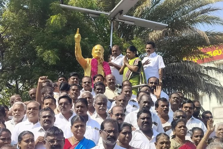 தூத்துக்குடியில் அண்ணா 118வது பிறந்தநாளையொட்டி அவரது சிலைக்கு முன்னாள் அமைச்சா் கீதாஜீவன் மேயர் ஜெகன் பெரியசாமி மாலை அணிவித்து மாியாதை