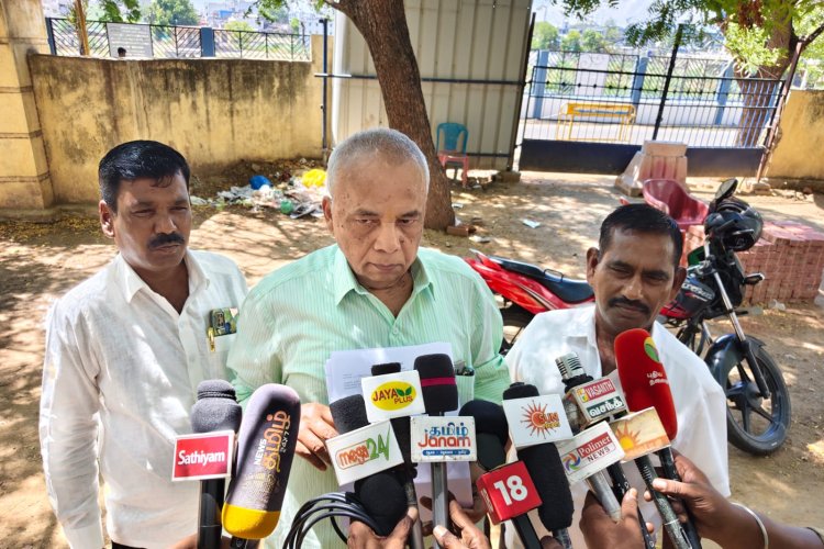 திருநெல்வேலி மண்டல கல்லூரிகள் இணை இயக்குனர் அலுவலகத்திற்கு வெளியே சமூக ஆர்வலர் குமரேசன் பேட்டி அளித்தார்.