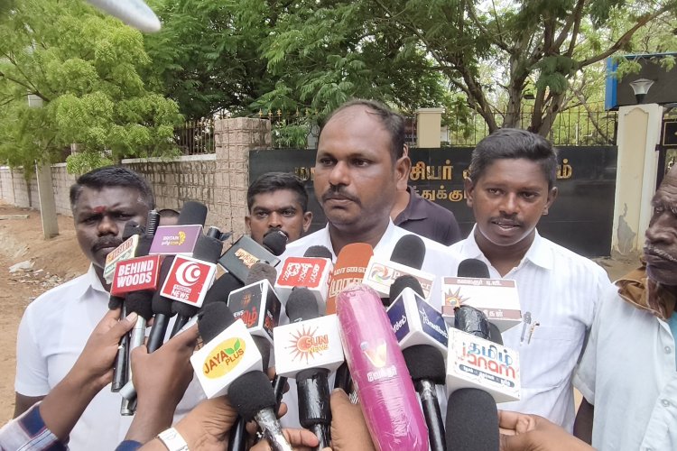 ஓட்டப்பிடாரம் தாலுகா, கீழஅரசடி பஞ்சாயத்தைச் சேர்ந்த துப்பாஸ்பட்டி மற்றும் அய்யனார்புரம் கிராம மக்கள், தங்களது பகுதியில் புதிதாகத் திறக்கப்பட்டுள்ள டாஸ்மாக் மதுபானக் கடையை உடனடியாக அகற்ற வலியுறுத்தி தூத்துக்குடி மாவட்ட ஆட்சியர் அலுவலகத்தில் மனு